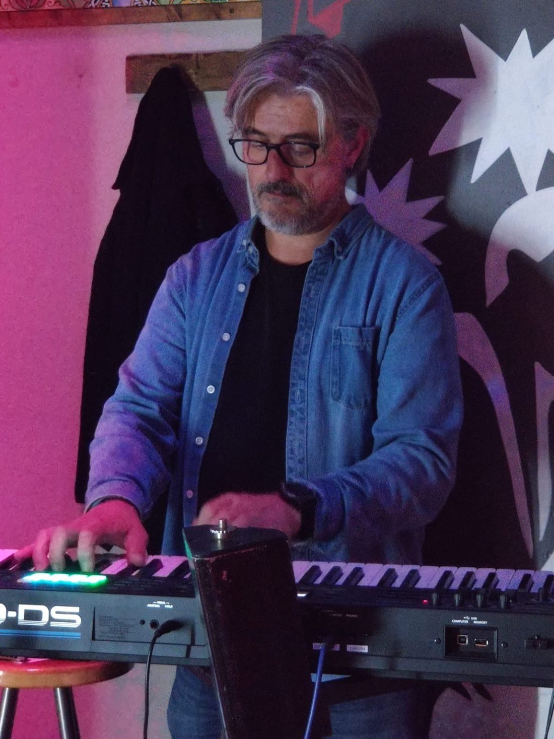 Rubén tocando los teclados